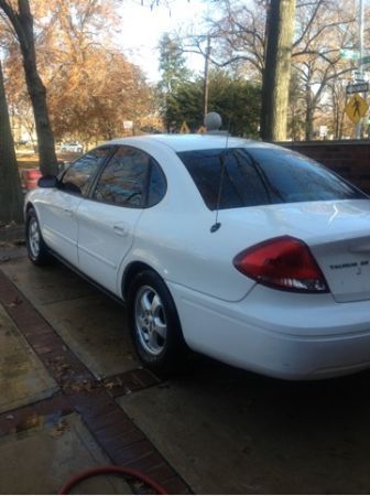 2005 ford taurus se sedan 4-door 3.0l