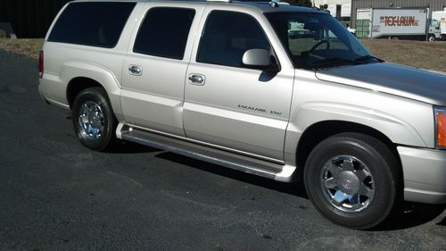 Esv platinum series awd loaded in great shape dual tv navigation low miles