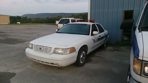 1999 Ford Crown Victoria, image 2