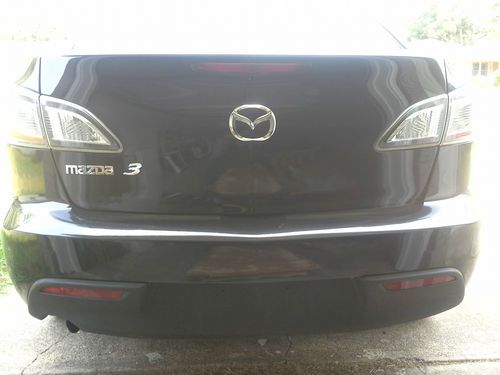 2011 mazda 3 i sedan 4-door **must see**