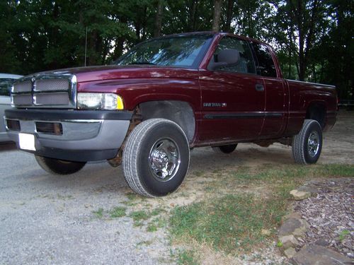 2001 dodge ram 1500 quadcab, 4x4, low miles!  needs nothing!