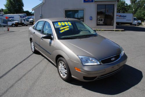 2005 ford focus zx4 sedan 4-door 2.0l, super low miles, great condition