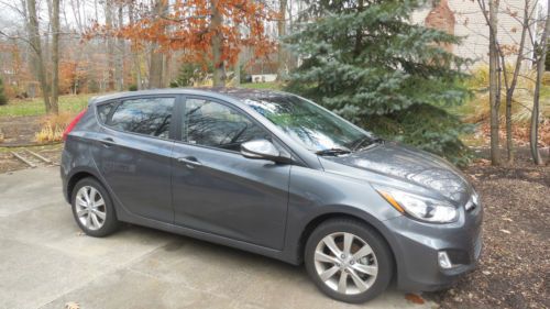 2013 hyundai accent se hatchback 4-door 1.6l mint condition only 5964 miles