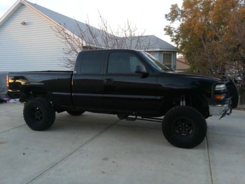 Lifted chevy silverado 1500 v8 4x4. big 35&#034; tires. great off-road. black