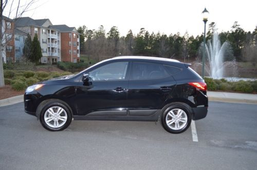 2010 black hyundai tucson gls, very low mileage and great condition