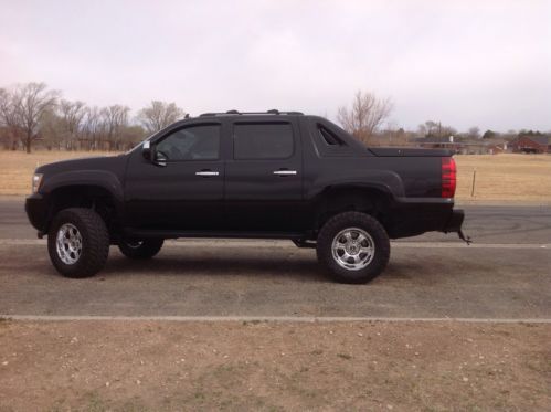 2009 chevrolet avalanche ltz lifted and loaded!