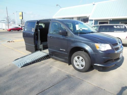 2013 dodge grand caravan sxt wheelchair van