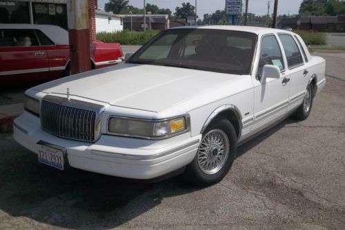 1996 lincoln town car executive sedan 4-door 4.6l