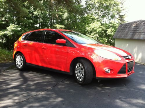 2012 ford focus se hatchback 4-door 2.0l race red *no reserve*