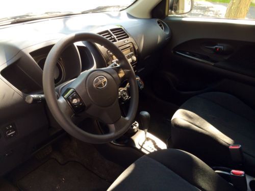 2008 Scion xD Hatchback 5-Door 1.8L like new!!! Low miles!! 1 owner, image 9