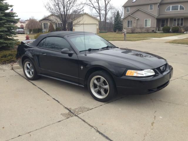 Ford mustang base convertible 2-door