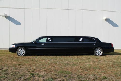 2004 lincoln town car executive limousine 4-door 4.6l