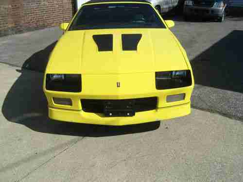 1989 Chevrolet Camaro Iroc-Z28 Convertible 2-Door 5.0L 92K VERY RARE COLOR, image 2