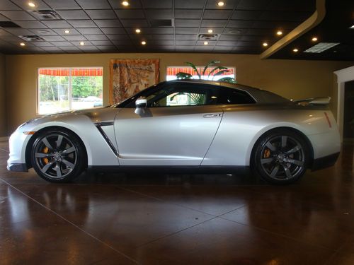 2009 nissan gt-r premium coupe 2-door 3.8l