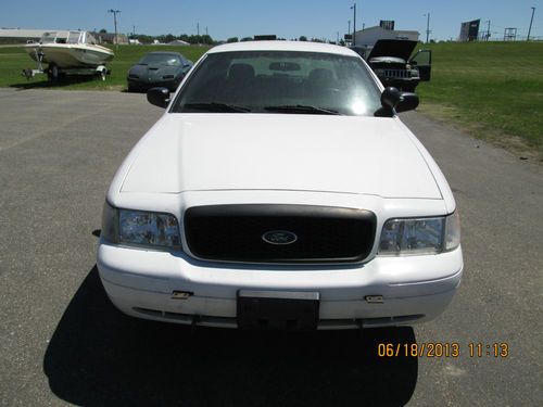 2008 Ford Crown Victoria Police Interceptor Sedan 4-Door 4.6L, image 2