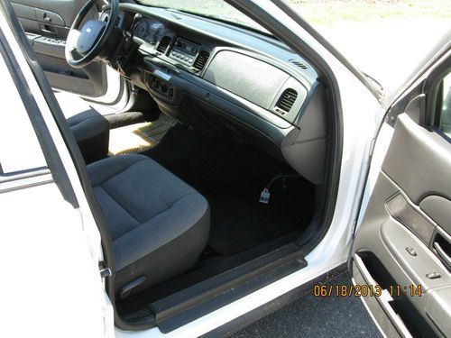 2008 Ford Crown Victoria Police Interceptor Sedan 4-Door 4.6L, image 11
