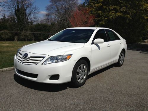 2010 toyota camry - white - sedan