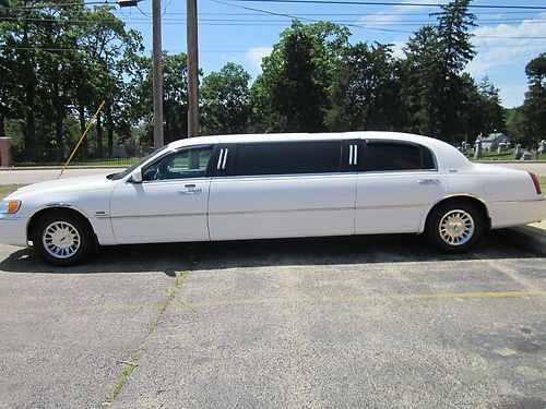 Limousine lincoln towncar six pack