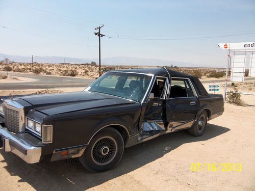 Wrecked 1986 lincoln town car signature sedan 4-door 5.0l