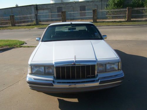 1990 lincoln town car signature sedan 4-door 5.0l