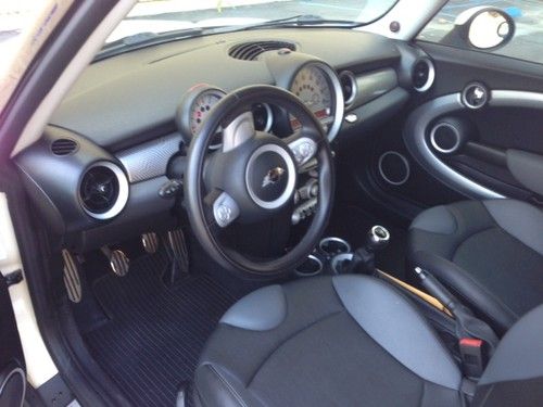 2009 Mini Cooper S 2dr 6 speed, 1.6L 1598CC l4 GAS, Low Miles, Great condition, image 3