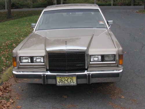 1989 lincoln town car signature sedan 4-door 5.0l