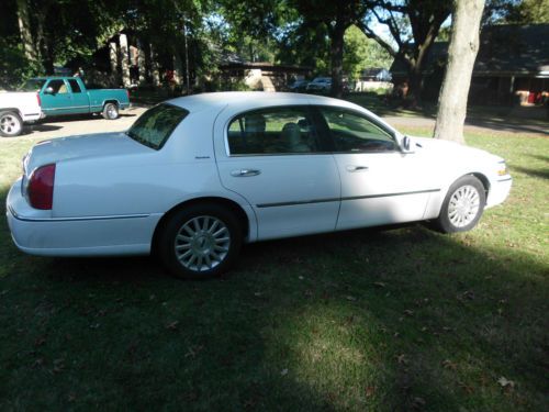 2004 Lincoln Town Car Signature Sedan 4-Door 4.6L, image 2