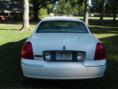 2004 Lincoln Town Car Signature Sedan 4-Door 4.6L, image 4