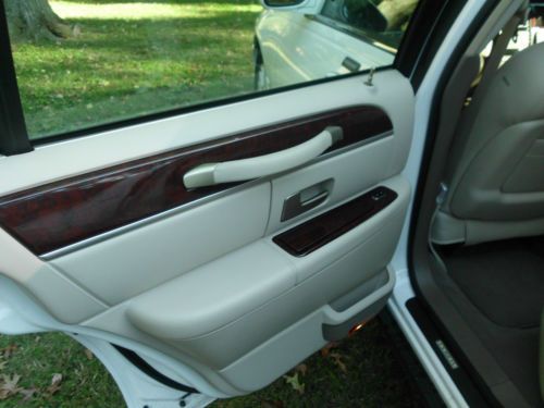 2004 Lincoln Town Car Signature Sedan 4-Door 4.6L, image 10