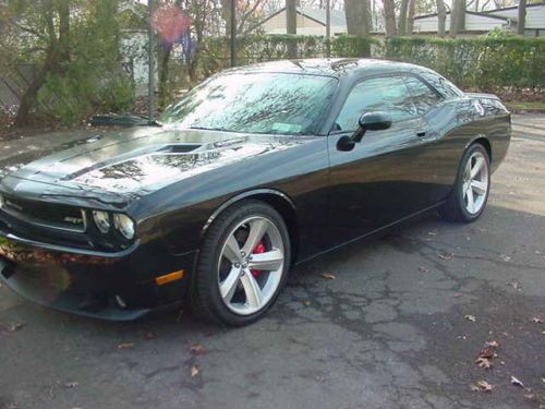 2008 dodge challenger srt8(showroom new)2000 miles(loaded)1 owner(amazing *srt8*