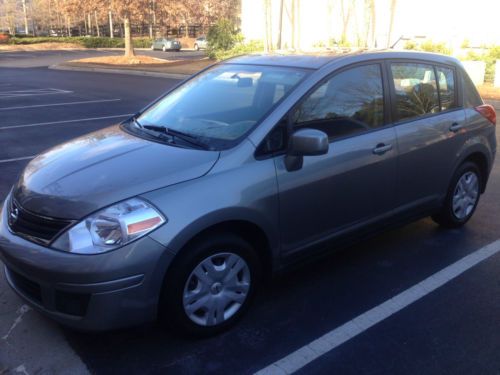 2010 nissan versa hatchback- silver