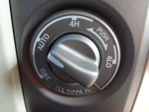 SUV 5.6L 4x4 One owner Clean Low miles Garage kept Excellent condition, image 6