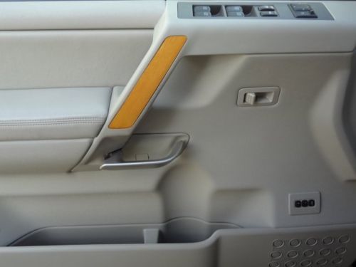 SUV 5.6L 4x4 One owner Clean Low miles Garage kept Excellent condition, image 30