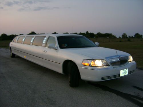 180 &#034; 2003 &#034;pearl white&#034;lincoln town car limousine