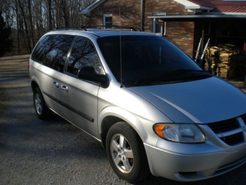 2005 dodge caravan sxt mini van  -   no reserve!