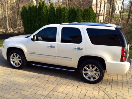 2009 gmc yukon denali awd, white diamond w/ black, loaded, showroom new!!