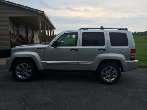 Silver 4w-drive jeep liberty latitude