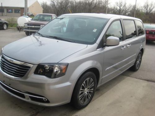 2014 chrysler town & country s