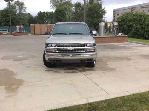 2002 Chevrolet Suburban 1500 LT Sport Utility 4-Door 5.3L, image 3