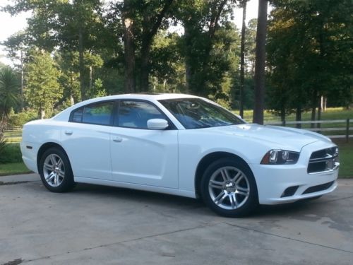 2011 dodge charger 3.6 se, 32 mpg, excellent condition