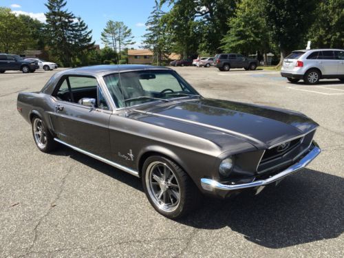 Mustang 1968. complete renovation. pristine. 289 engine. 5 speeds. dark grey.