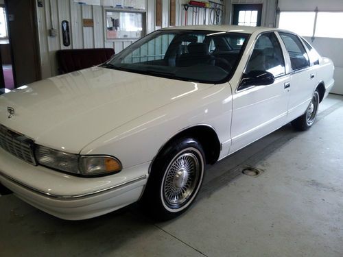 ***1996 chevy caprice classic only 59k on it. rare find!!  no reserve must see**