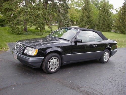 Mercedes benz...e320...convertible.... 1995...show room clean.....loaded..