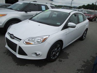 Ford focus white sedan leather loaded one owner clear title factory warranty