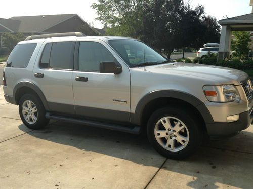 2006 ford explorer xlt v8 silver/tan clean interior