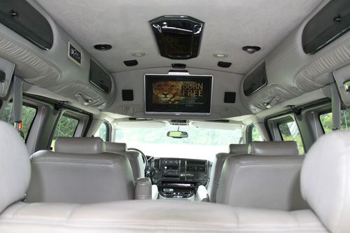 GMC Savana 2022 салон