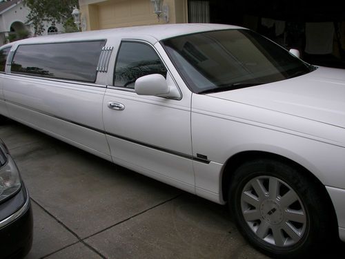 2004 white lincoln strech limo, great condition, one owner