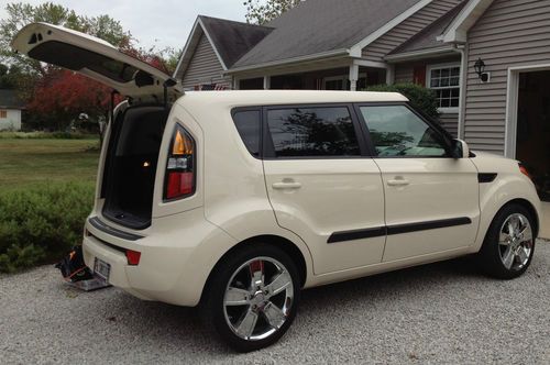 2011 kia soul exclamation: 4u retro hatchback 4-door 2.0l