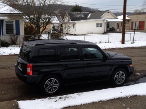 **price reduced**2010 jeep patriot sport black, excellent condition