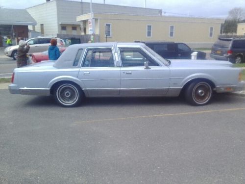 1989 lincoln town car signature sedan 4-door 5.0l